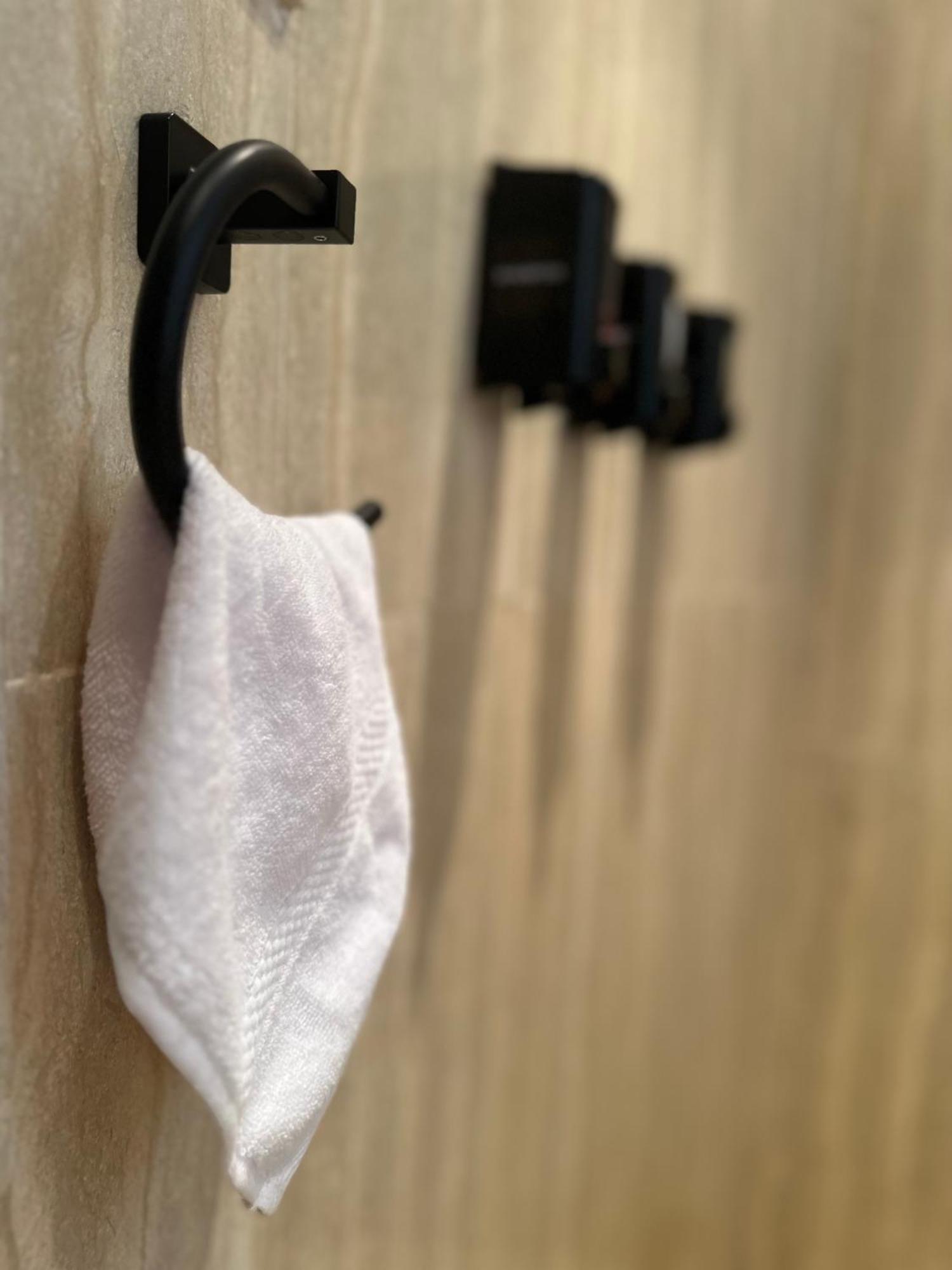 Modern 1-Bedroom Apartment In Zamalek Visits Allowed Kahire Dış mekan fotoğraf