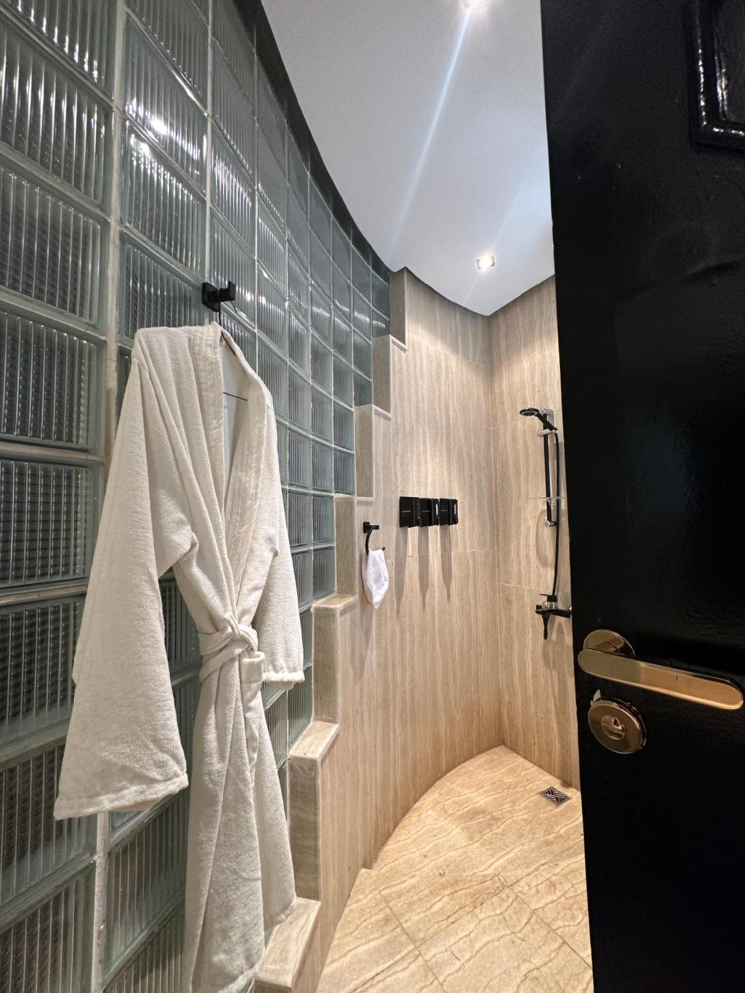 Modern 1-Bedroom Apartment In Zamalek Visits Allowed Kahire Dış mekan fotoğraf